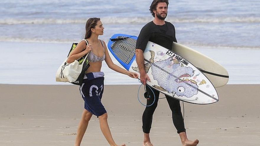 Tài tử Liam Hemsworth và bạn gái xinh đẹp vui vẻ dạo biển