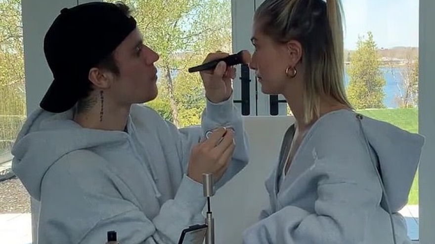 Justin Bieber tỉ mỉ trang điểm cho vợ xinh đẹp trước khi đi chơi