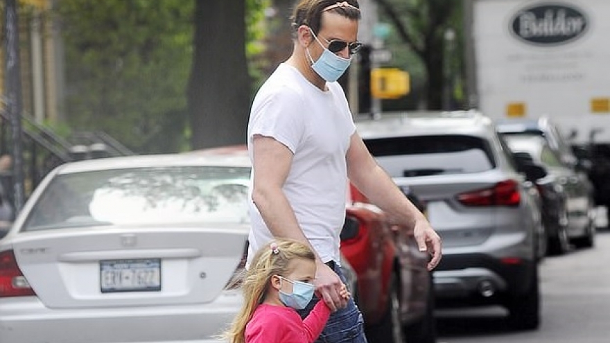 “Tình cũ” Irina Shayk đeo bờm của con gái cưng ra phố