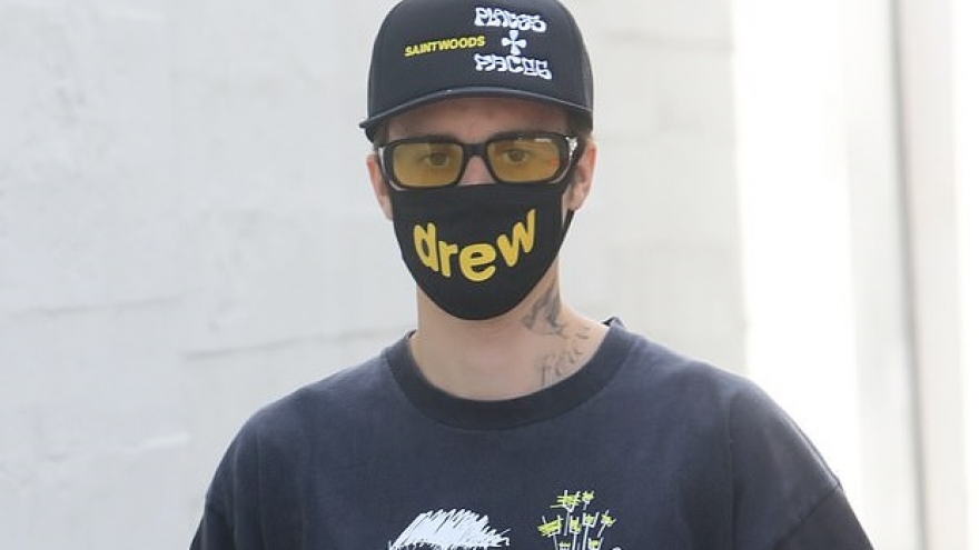Justin Bieber khoe loạt hình xăm “khủng”, một mình đi ăn trưa ở Mỹ