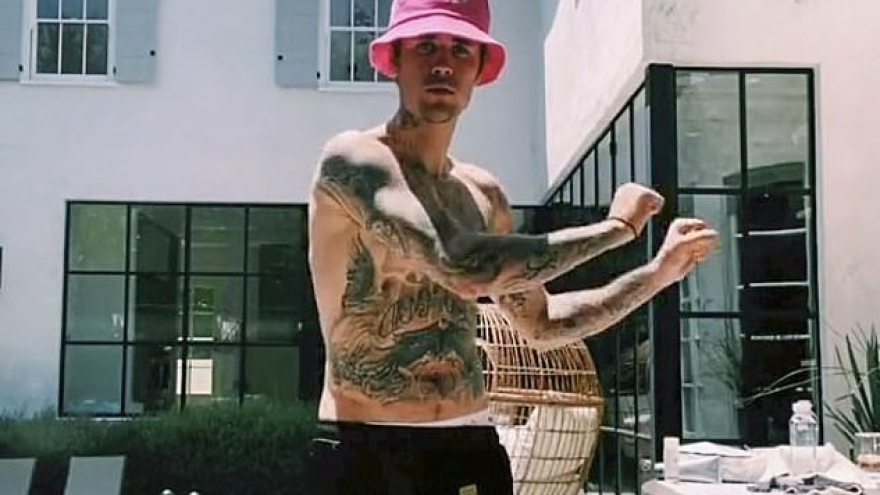 Justin Bieber cởi áo khoe hình xăm khi nhảy Tik tok giữa trời nắng