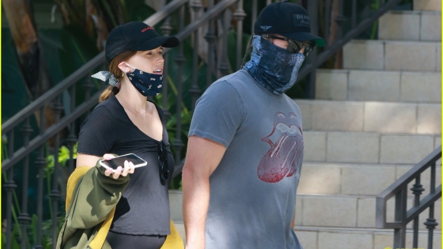 Con gái “Kẻ hủy diệt” lộ bụng bầu, nắm tay tình cảm đi dạo cùng ông xã