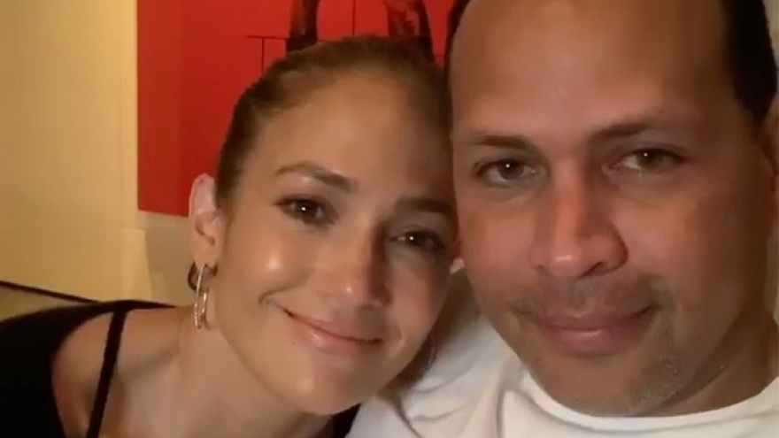 Jennifer Lopez “đau lòng” khi phải hoãn đám cưới vì dịch Covid-19