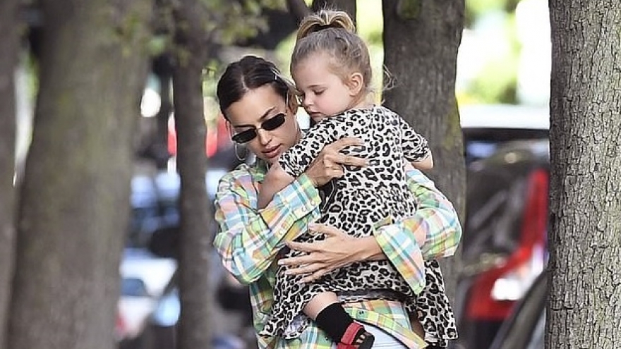 Irina Shayk diện mốt “giấu quần” sành điệu đưa con gái cưng đi chơi