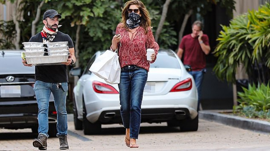 Siêu mẫu Cindy Crawford và ông xã mặc đồ đồng điệu ra phố mua đồ
