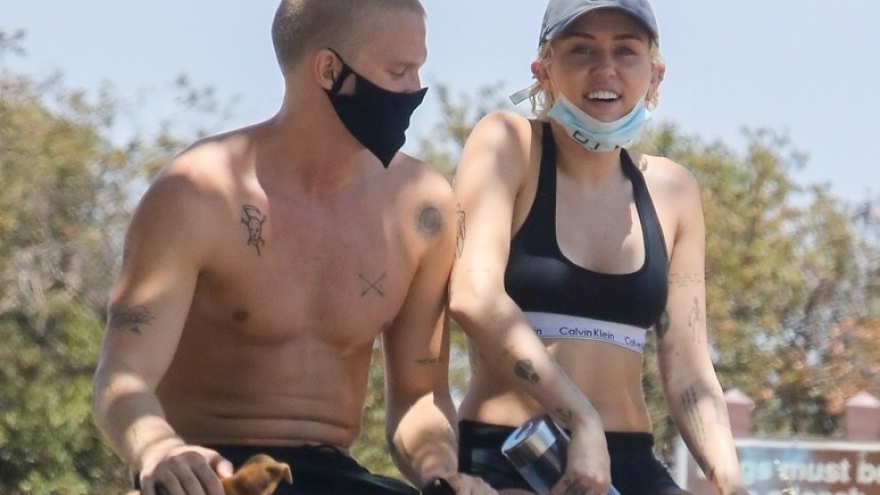 Miley Cyrus mặc bra khoe cơ bụng săn chắc khi đi bộ cùng bạn trai