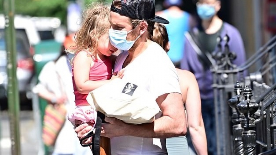 “Tình cũ” Irina Shayk một mình bế con gái đi chơi trong ngày nắng nóng