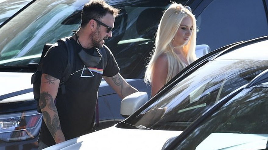 Chồng cũ Megan Fox đi chơi cùng “tình mới” sau cuộc hôn nhân tan vỡ