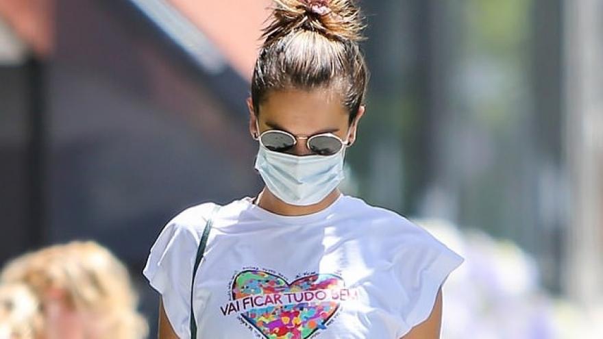 Alessandra Ambrosio khoe eo thon dáng chuẩn trên đường phố