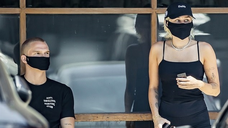 Miley Cyrus và tình trẻ đeo khẩu trang, mặc đồ đồng điệu đi uống cafe