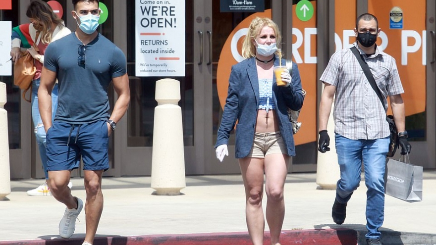 Britney Spears mặc đồ “kiệm vải”, lộ dáng đẫy đà khi đi chơi công viên