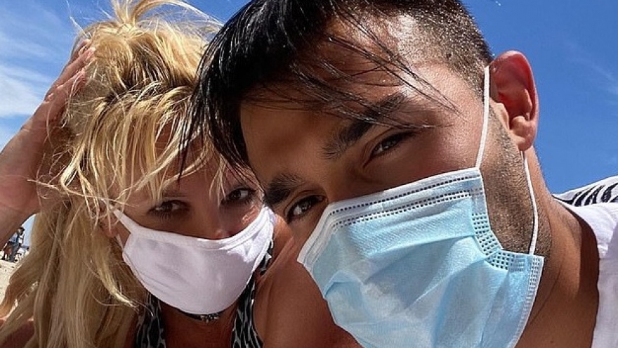 Britney Spears đeo khẩu trang nằm phơi nắng trên bãi biển bên tình trẻ