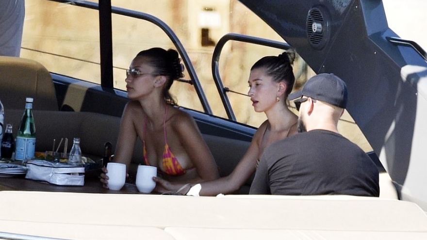 Hailey Baldwin và bạn thân Bella Hadid thuê phi cơ riêng đến Italy tắm biển
