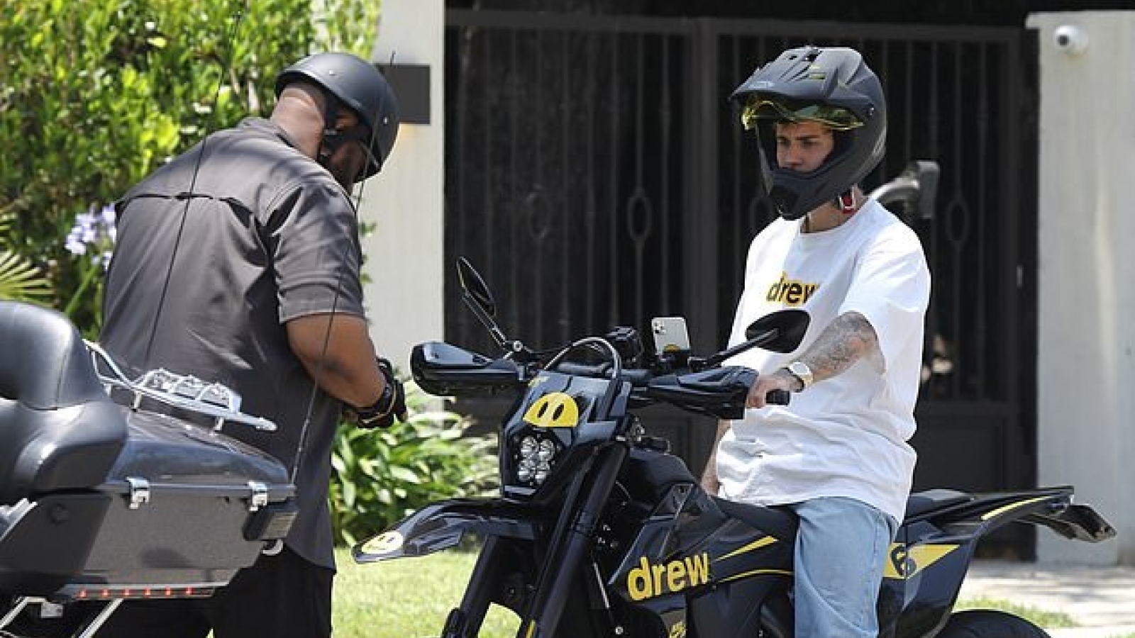 Justin Bieber bình thản lái mô tô ra phố sau tin đồn tấn công tình dục