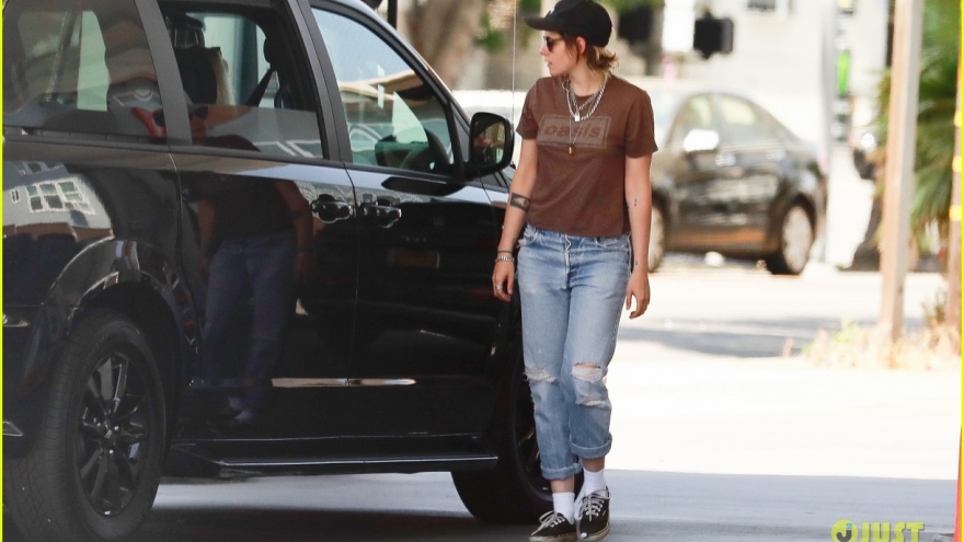 Kristen Stewart mặc đồ khỏe khoắn ra phố cùng bạn gái đồng giới