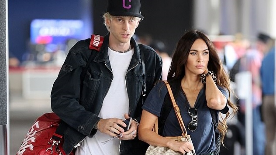 "Biểu tượng" Megan Fox tình tứ ôm chặt bạn trai kém 4 tuổi ở sân bay