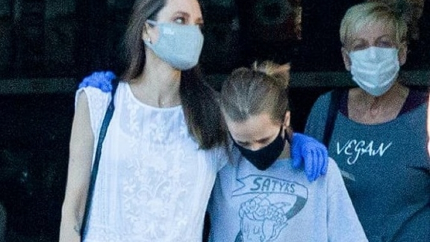 Angelina Jolie lộ vẻ mệt mỏi khi ra phố mua sắm cùng con gái cưng