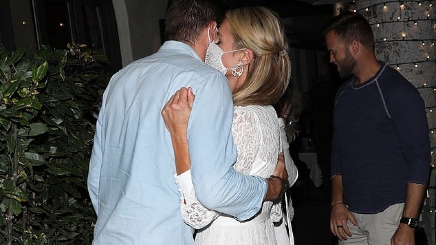 Paris Hilton đeo khẩu trang lưới, ngọt ngào ôm tình trẻ khi đi ăn tối