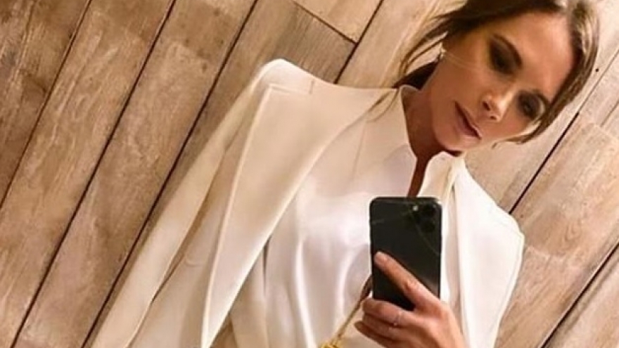 Victoria Beckham nhờ fan tư vấn trang phục để hẹn hò với chồng