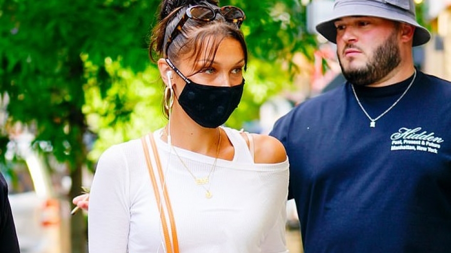 Bella Hadid khoe vòng eo săn chắc với áo croptop và quần playboy ấn tượng