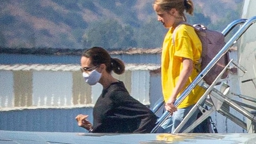 Angelina Jolie mặc đồ xuề xòa, lộ dáng gầy gò bước ra từ máy bay riêng