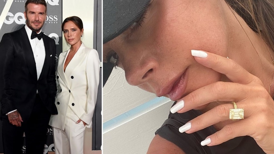 Victoria Beckham khoe nhẫn kim cương đắt tiền