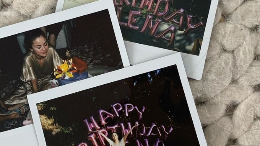 Selena Gomez xinh đẹp trong tiệc sinh nhật mừng tuổi 28