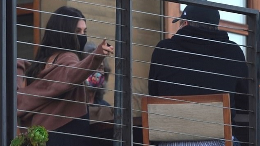 Leonardo DiCaprio hẹn hò ăn tối lãng mạn cùng bạn gái xinh đẹp