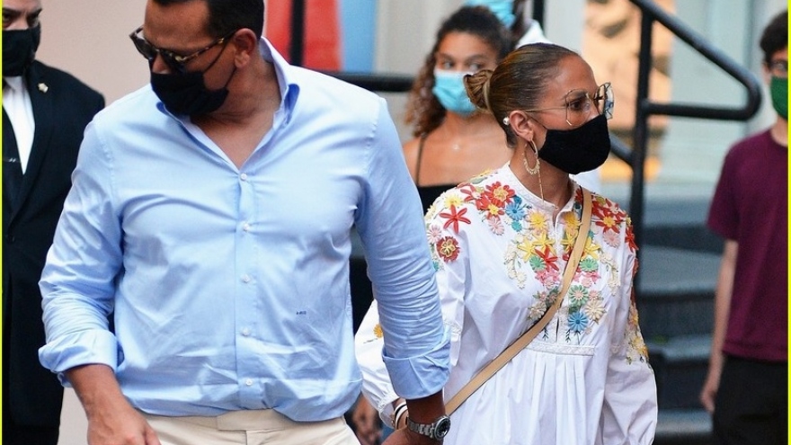 Jennifer Lopez diện đầm suông điệu đà, tình tứ nắm tay bạn trai đi ăn tối