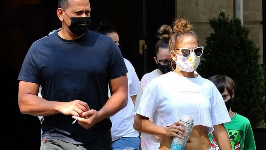 Jennifer Lopez mặc croptop khỏe khoắn đi ăn trưa cùng hôn phu kém tuổi