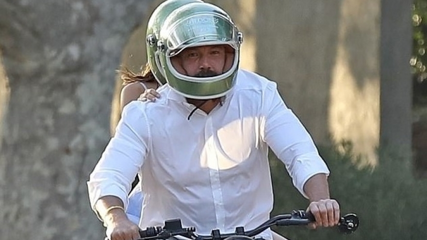 Ben Affleck và bạn gái xinh đẹp đội mũ bảo hiểm đôi dạo phố trên xe mô tô mới