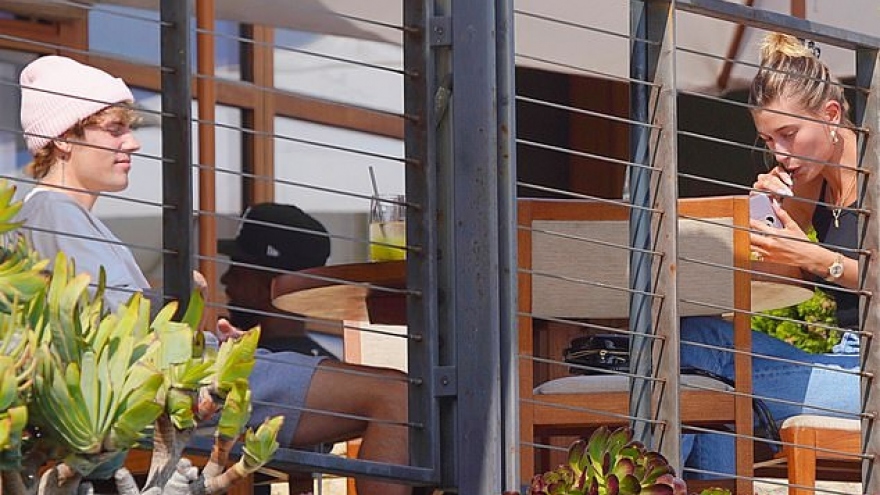 Justin Bieber cười nói vui vẻ cùng vợ xinh đẹp khi đi ăn trưa tại nhà hàng