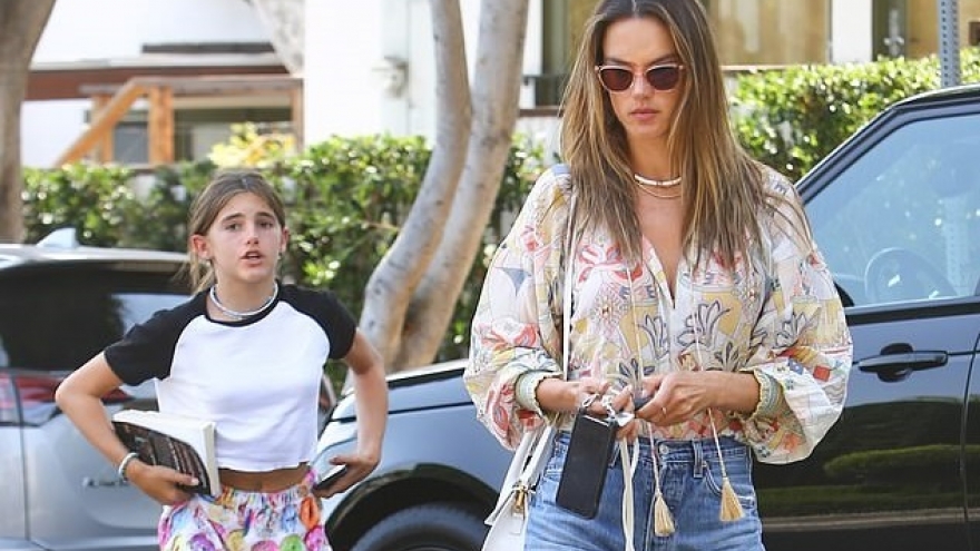 “Thiên thần” Alessandra Ambrosio thon thả xuống phố cùng con gái cưng