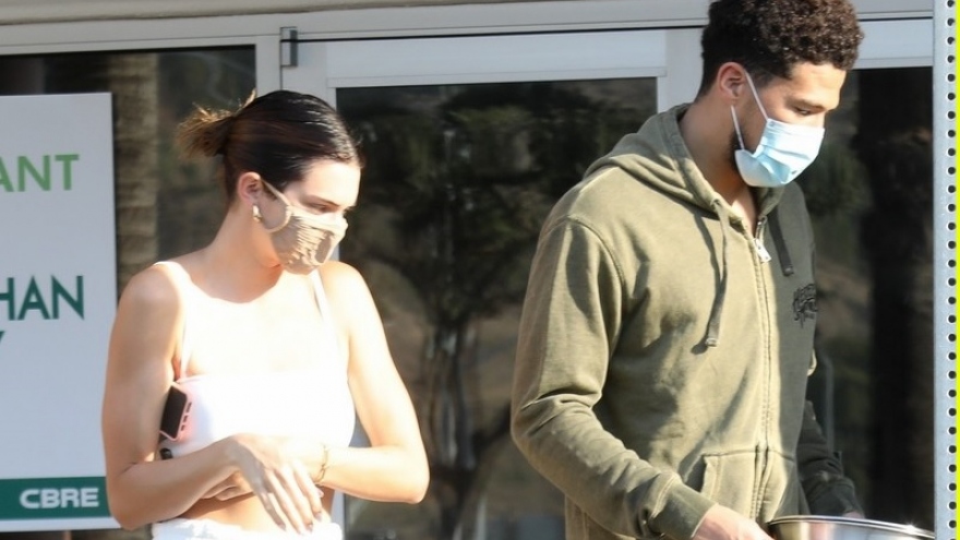 Kendall Jenner gợi cảm ra phố cùng bạn trai tin đồn