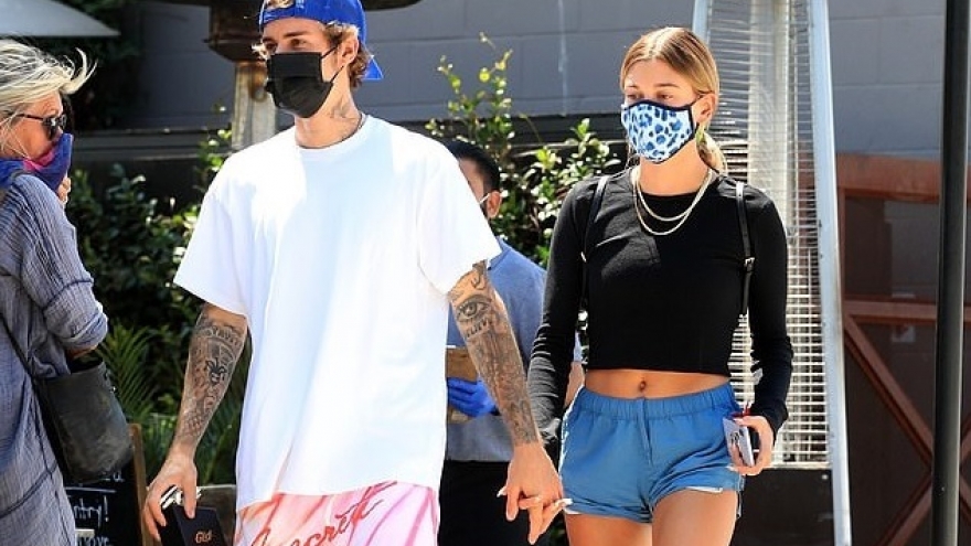 Justin Bieber ngọt ngào nắm tay bà xã đi ăn trưa ở Los Angeles