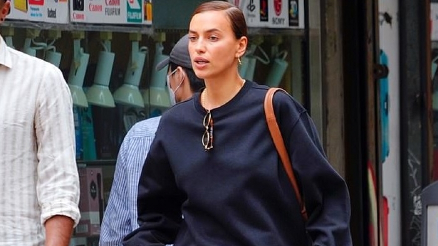 “Chân dài” Irina Shayk diện mốt “giấu quần” khoe chân thon ra phố