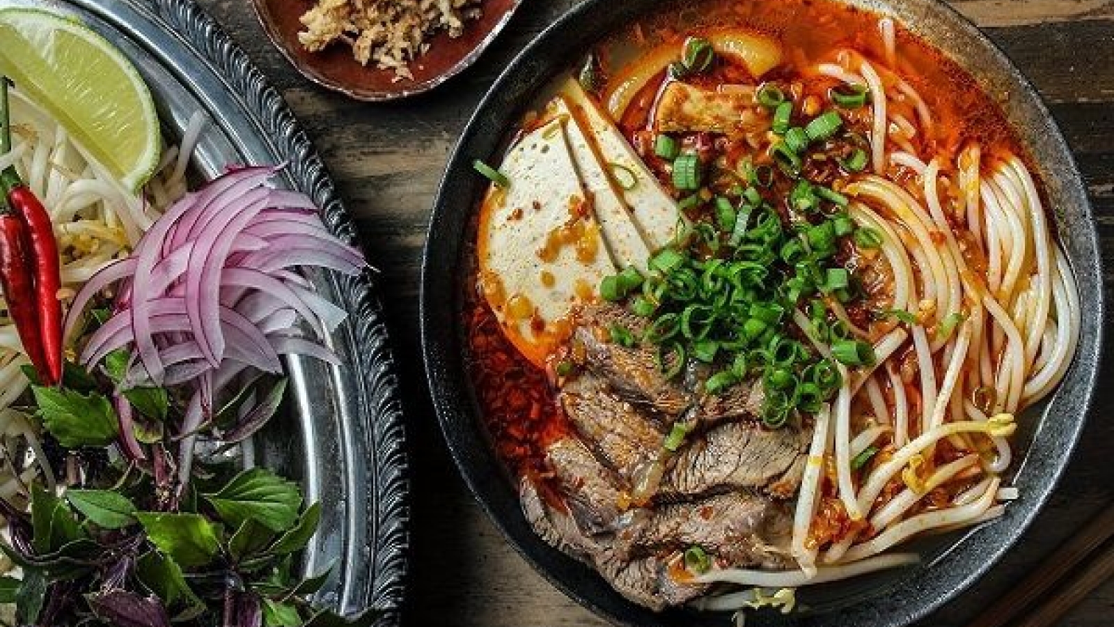 Ăn gì khi chỉ có một ngày ở Huế?