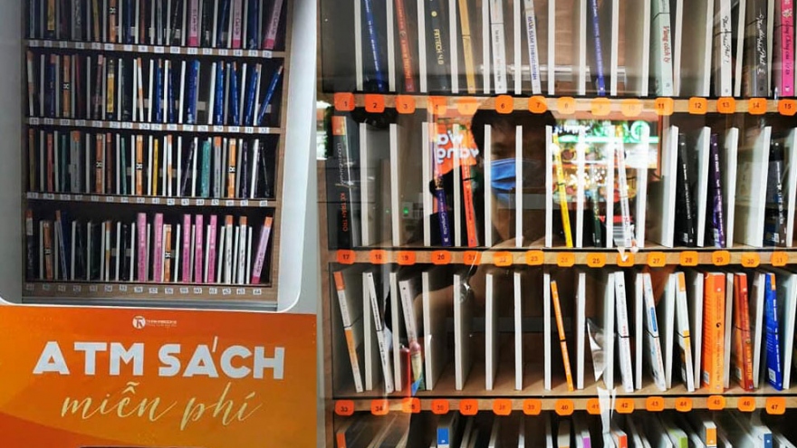 ATM sách miễn phí đầu tiên bắt đầu “nhả sách” tại Hà Nội