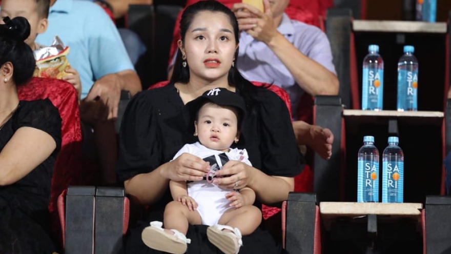 Bùi Tiến Dũng mờ nhạt trong ngày được công chúa nhỏ ra cổ vũ ở Hàng Đẫy