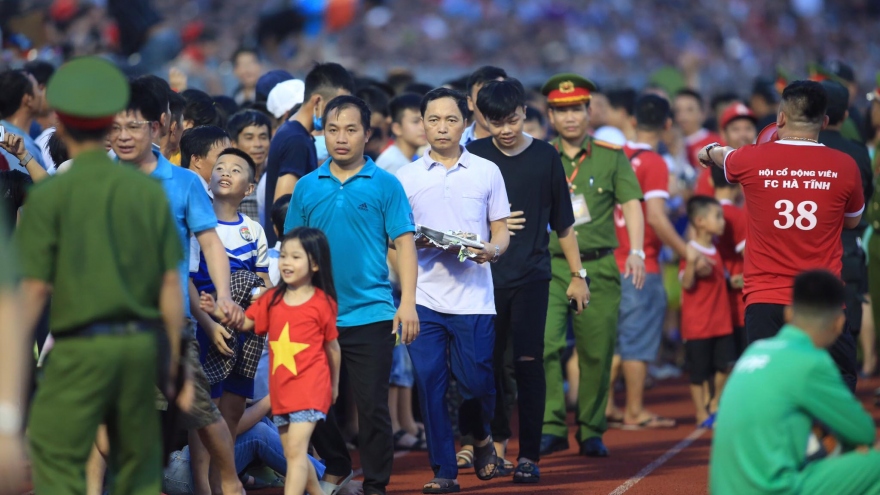 Hi hữu: Hà Tĩnh “vỡ sân”, V-League có kỷ lục mới 22 phút bù giờ