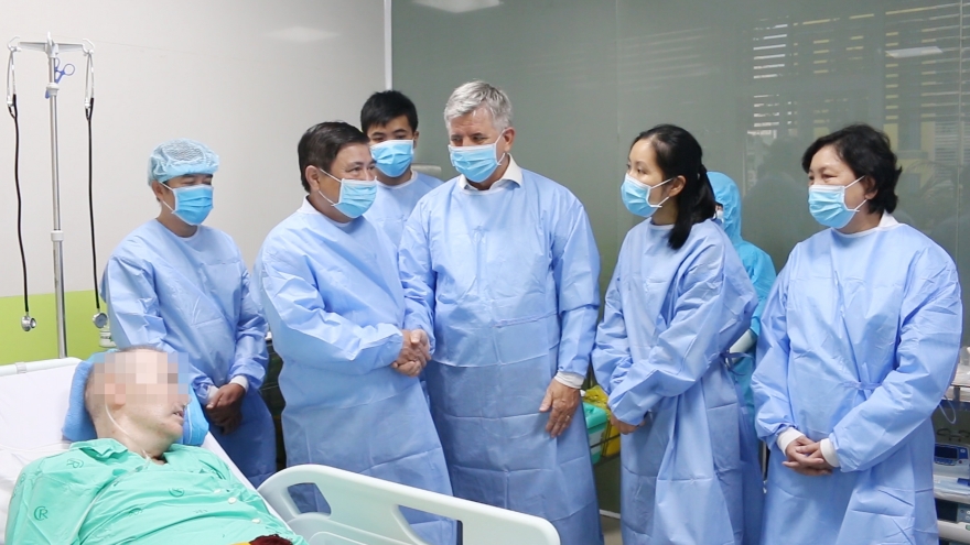 Chủ tịch UBND TPHCM cảm phục trước sự hồi phục kỳ diệu của Bệnh nhân 91