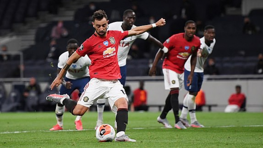 VAR từ chối penalty, MU hoà kịch tính Tottenham ngày Pogba trở lại