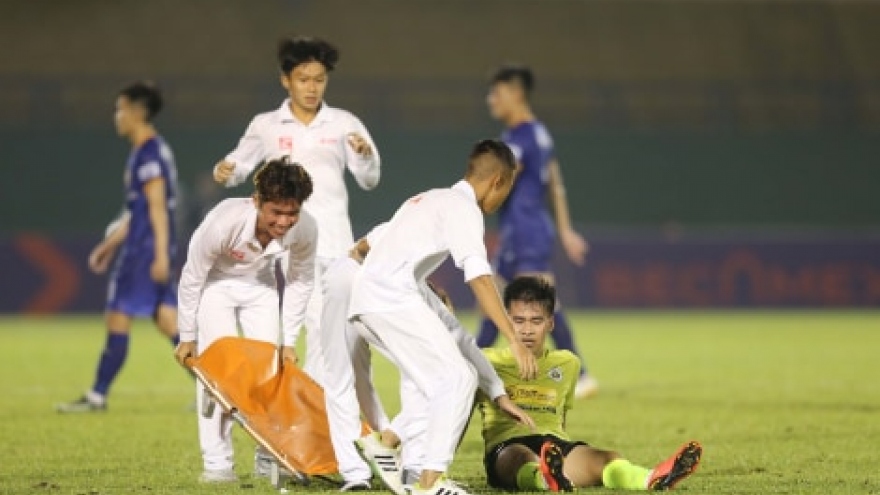 Chấn thương nửa đội hình, bệnh viện thu nhỏ Hà Nội FC câu giờ làm gì?