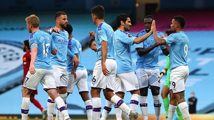 Sterling rực sáng, cựu vương Man City huỷ diệt tân vương Liverpool 4-0