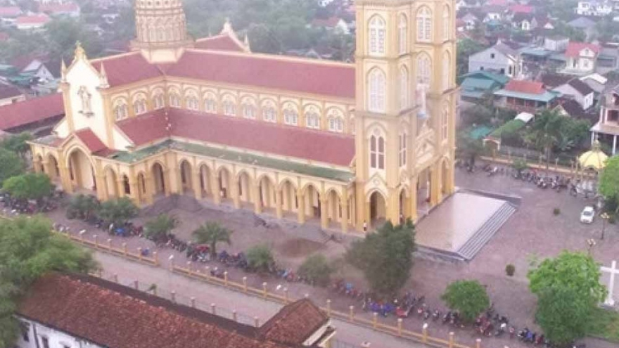 Giáo dân tập trung cầu nguyện, Quản xứ nói là "việc ngoài dự tính"