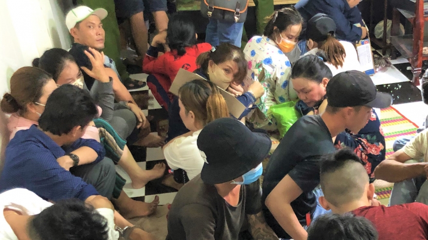 Bắt quả tang 22 đối tượng đánh bài ăn tiền bất chấp cách ly xã hội