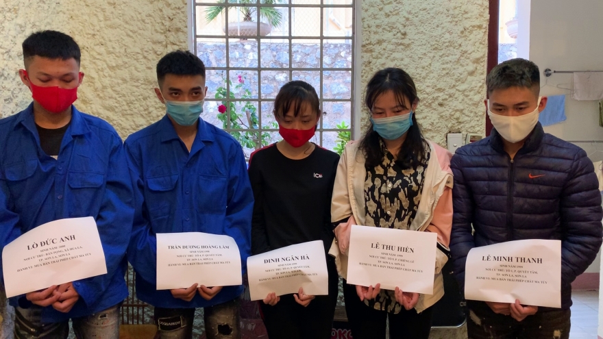 Tổ công tác theo dõi, bắt quả tang 5 thanh niên mua bán ma túy