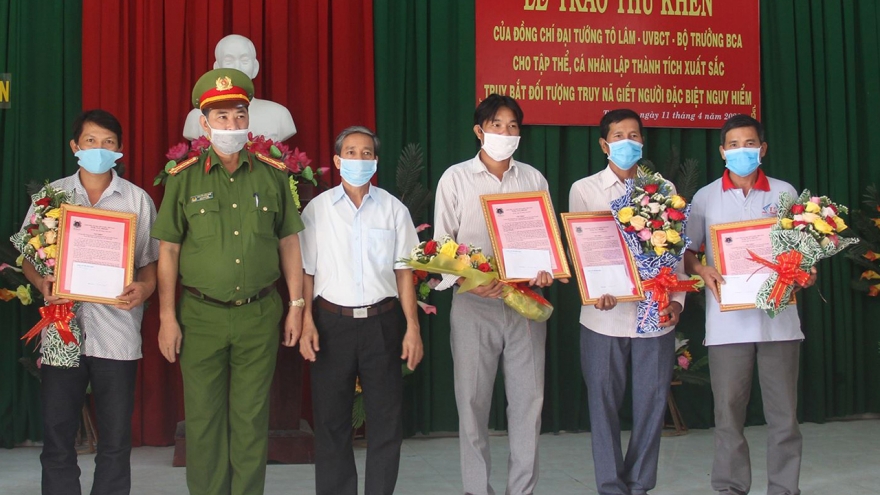Trao thư khen của Bộ trưởng Tô Lâm cho 4 công dân bắt tội phạm