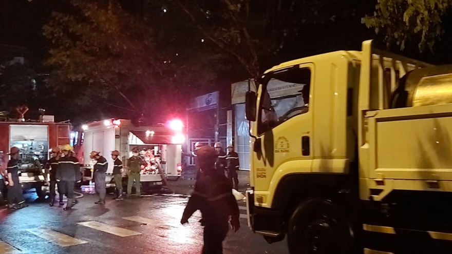 Đà Nẵng hàng trăm cán bộ chiến sỹ dập lửa giữa trời mưa