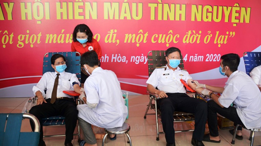 Chủ tịch UBND tỉnh Khánh Hoà cùng bộ đội Hải quân hiến máu nhân đạo